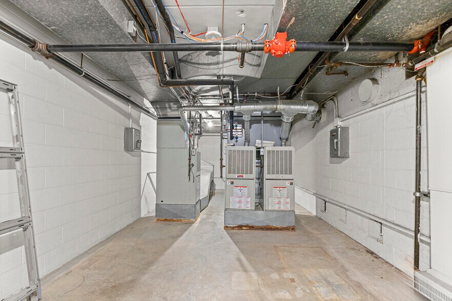 More Photos Of 23700 Goddard Rd, Taylor Bank For Lease