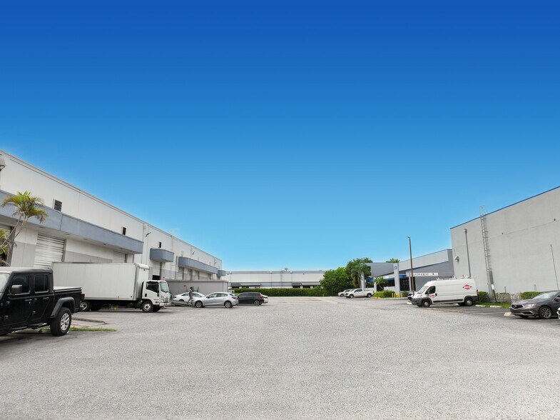 More Photos Of 5535-5545 NW 35th Ave, Fort Lauderdale Distribution For Lease