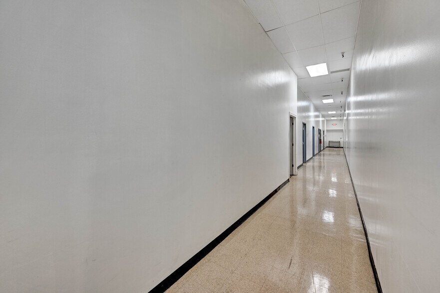 More Photos Of 100 Chamber Plz, Charleroi Supermarket For Lease