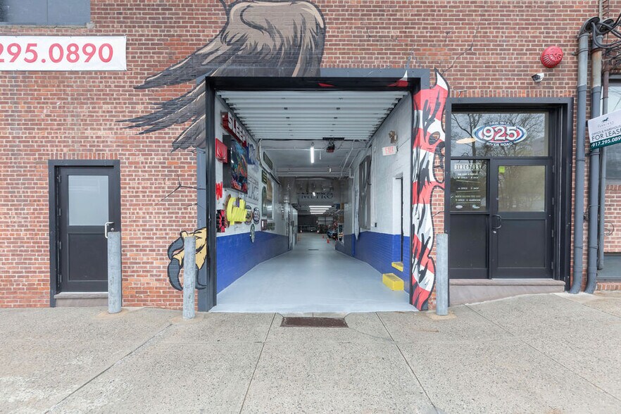 More Photos Of 925 Saw Mill River Rd, Yonkers Manufacturing For Lease