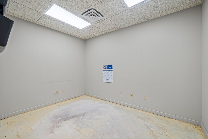 More Photos Of 7705 Quaker Ave, Lubbock Freestanding For Sale