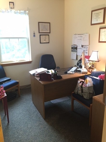 More Photos Of 81 Miller Rd, South Schodack Medical For Lease