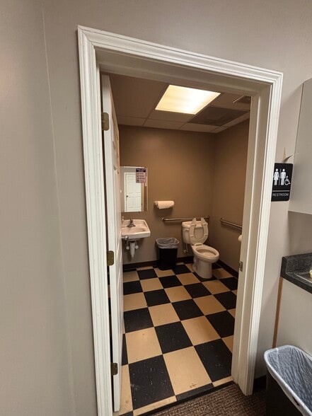 More Photos Of 108 Oak Park Dr, Irmo Office For Lease