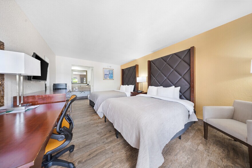 More Photos Of 333 SE 1st Ave, Florida City Hotel For Sale