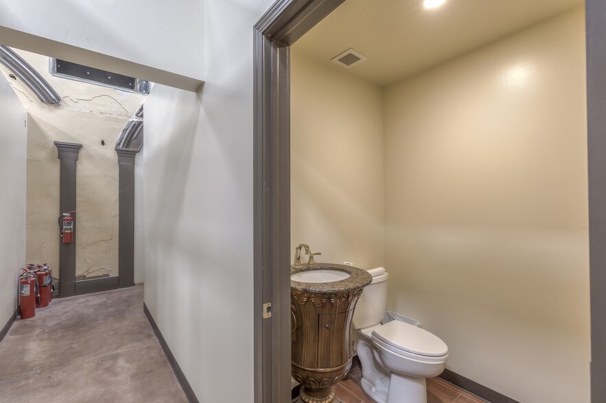 More Photos Of 204 S Broadway, Coweta Office For Sale