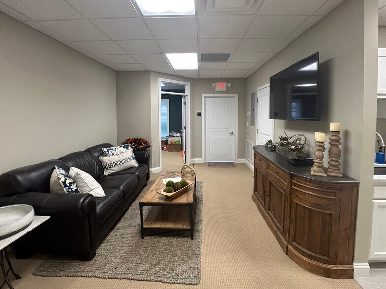 More Photos Of 5084 Wooster Rd, Cincinnati Medical For Sale
