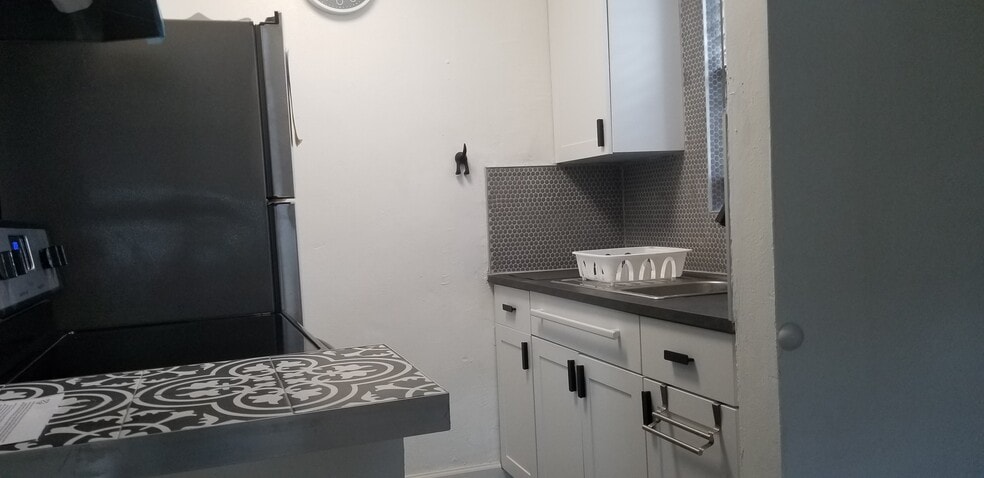 More Photos Of 1933 Dewey St, Hollywood Apartments For Sale