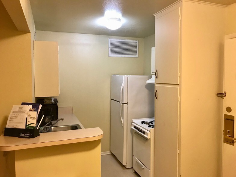 More Photos Of 528 S Saunders Ave, Tyler Hotel For Sale