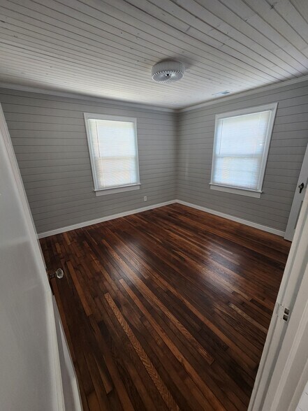 More Photos Of 109 Few St, Greer Office For Lease