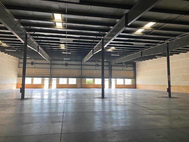 More Photos Of 3010 E 39th St, Kearney Warehouse For Sale