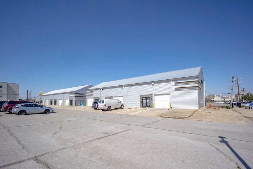 More Photos Of 4403-4411 SW 3rd St, Oklahoma City Showroom For Lease