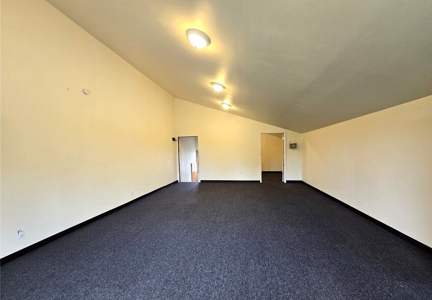 More Photos Of 633 E Pioneer Ave, Montesano Office For Lease