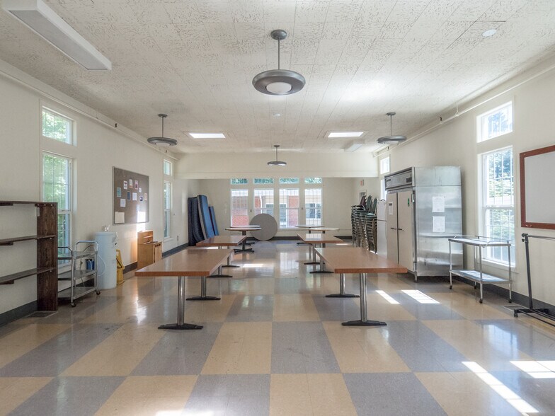 More Photos Of 2640 NW Alexandra Ave, Portland Specialty For Sale