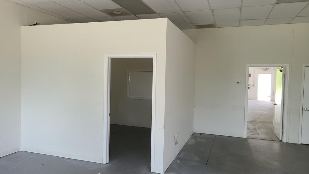 More Photos Of 28631 N Diesel Dr, Bonita Springs Light Manufacturing For Lease