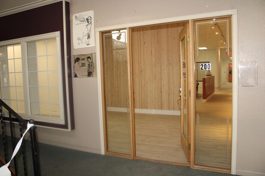 More Photos Of 927 Main St, Evanston General Retail For Lease