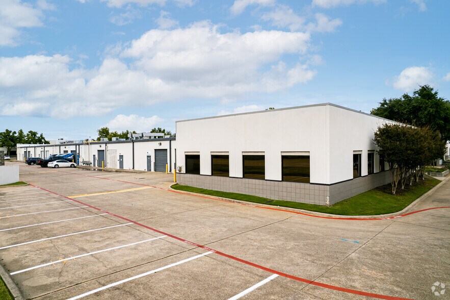 More Photos Of 1825 Summit Ave, Plano Showroom For Lease