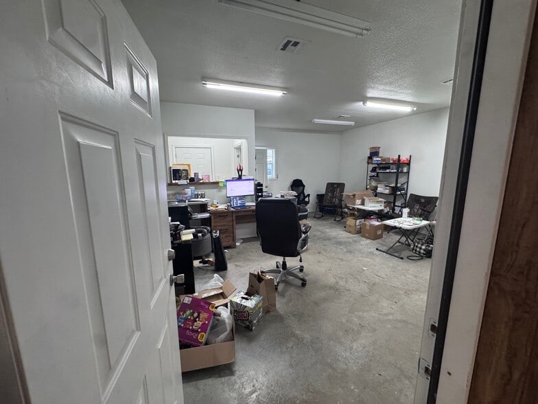 More Photos Of 1001 N 2nd St, Stilwell Light Distribution For Sale