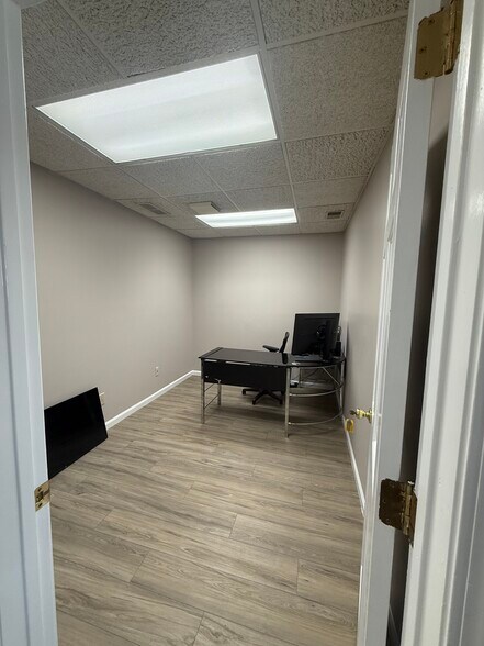 More Photos Of 1026 N Mitthoeffer Rd, Indianapolis Office For Sale