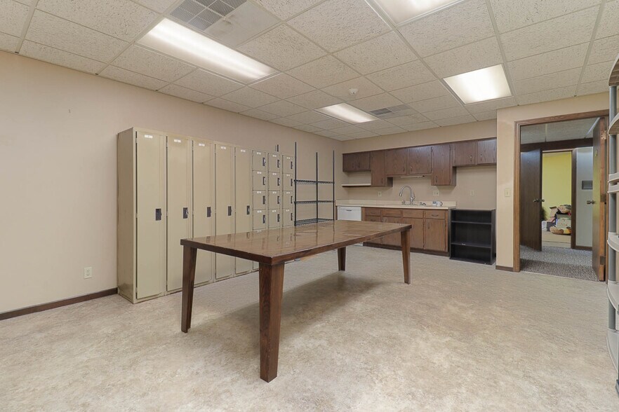 More Photos Of 725 S 14th St, Pekin Medical For Sale