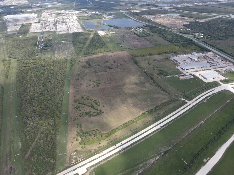 More Photos Of Kilgore Parkway, Baytown Distribution For Lease
