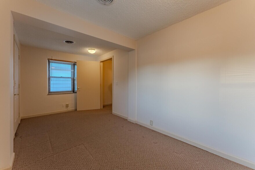 More Photos Of 508 N Broadway, Peru Office For Sale