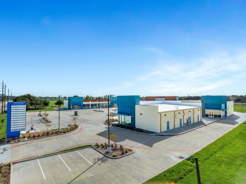 More Photos Of 1821 BF Terry Blvd, Rosenberg Freestanding For Lease