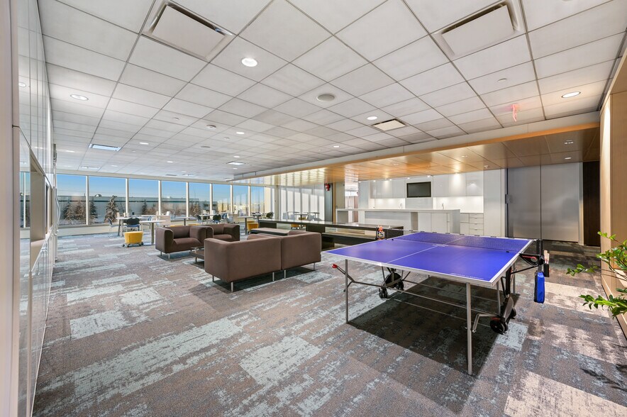 More Photos Of 2-10 Smed Ln SE, Calgary Distribution For Lease