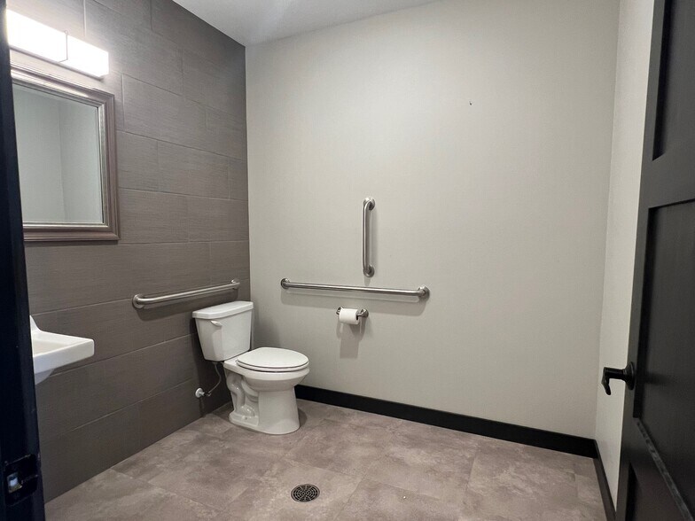 More Photos Of 20021 Edison Cir, Clearwater Warehouse For Lease