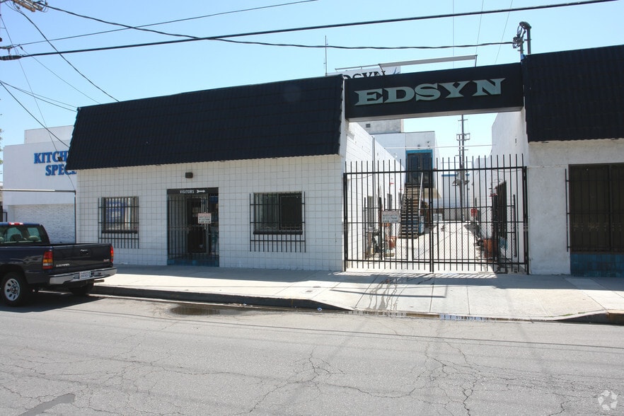 More Photos Of 15954-15958 Arminta St, Van Nuys Warehouse For Lease