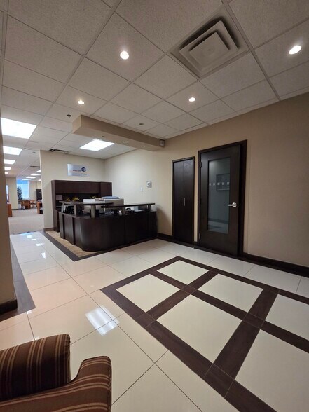 More Photos Of 4360 Ch de la Côte-de-Liesse, Mt Royal Showroom For Lease