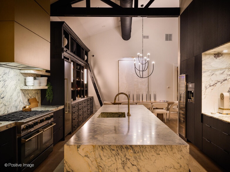 More Photos Of 2733 N Pulaski Rd, Chicago Showroom For Sale