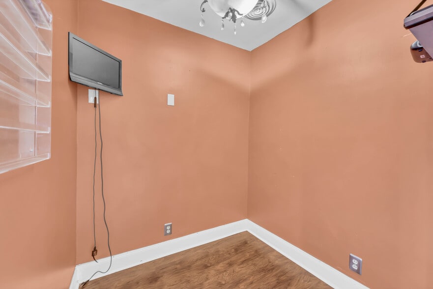 More Photos Of 1543 Madison St, Clarksville Specialty For Sale