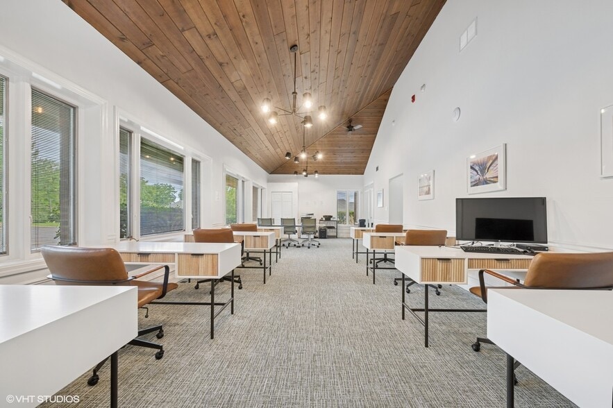 More Photos Of 915 N Milwaukee Ave, Libertyville Office For Sale