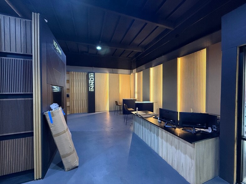 More Photos Of 19316-19320 Londelius St, Northridge Warehouse For Lease