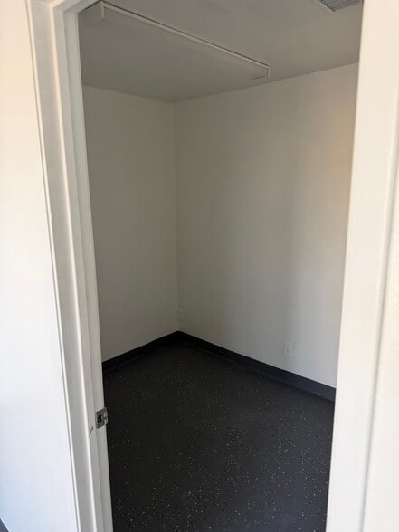 More Photos Of 11011 Glenoaks Blvd, Pacoima Warehouse For Lease