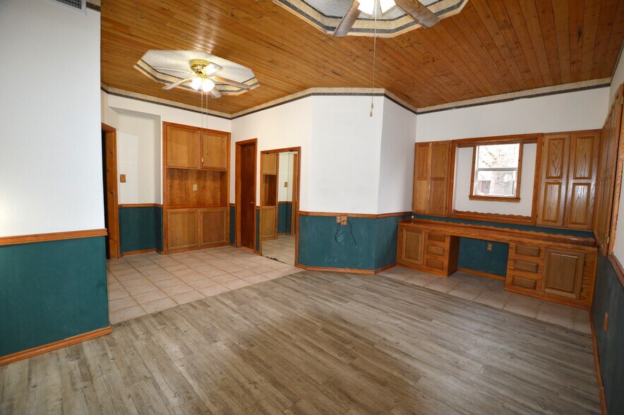 More Photos Of 202 Maple St, Farmersville Showroom For Sale