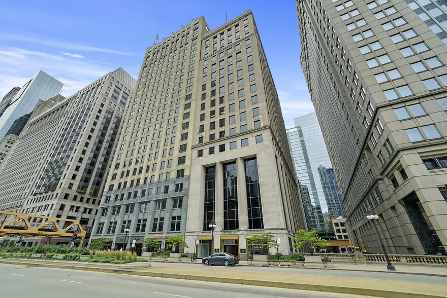 Primary Photo Of 211 W Wacker Dr, Chicago Coworking Space