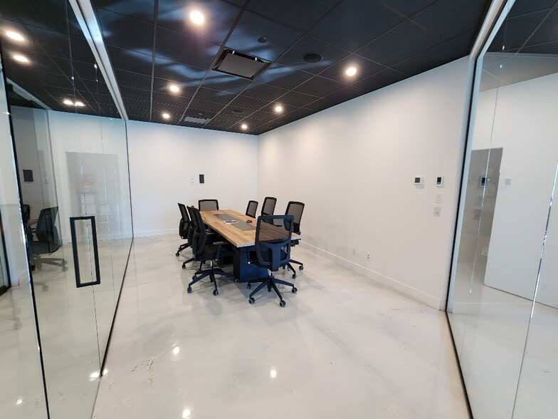 More Photos Of 17990 Rue Des Gouverneurs, Mirabel Distribution For Lease