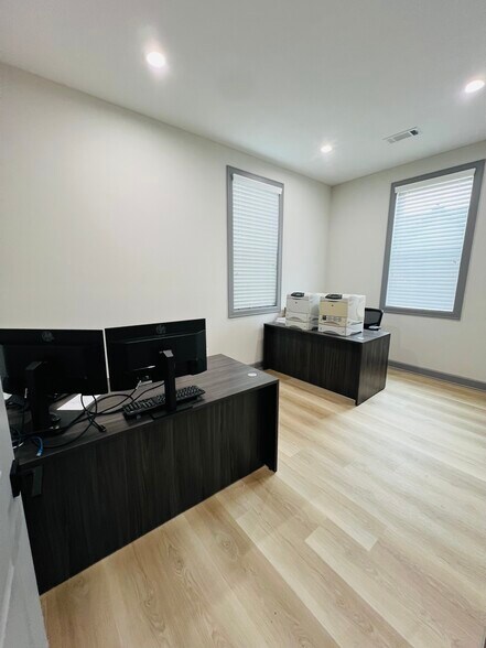 More Photos Of 1325 Main St, Katy Medical For Sale