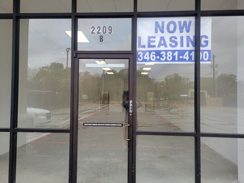 More Photos Of 2209 Blalock Rd, Houston Freestanding For Lease