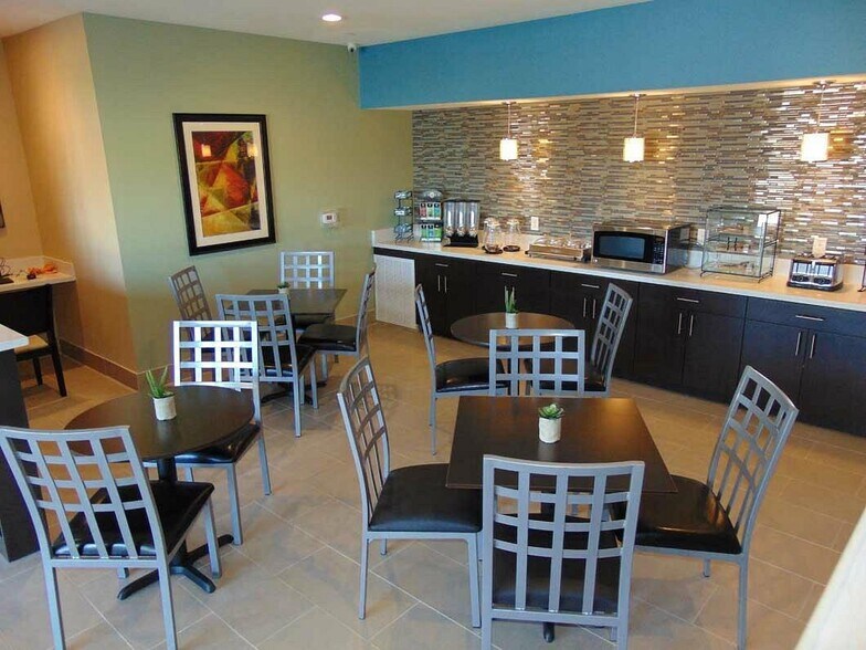 More Photos Of 200 S Lavaca, Moulton Hotel For Sale