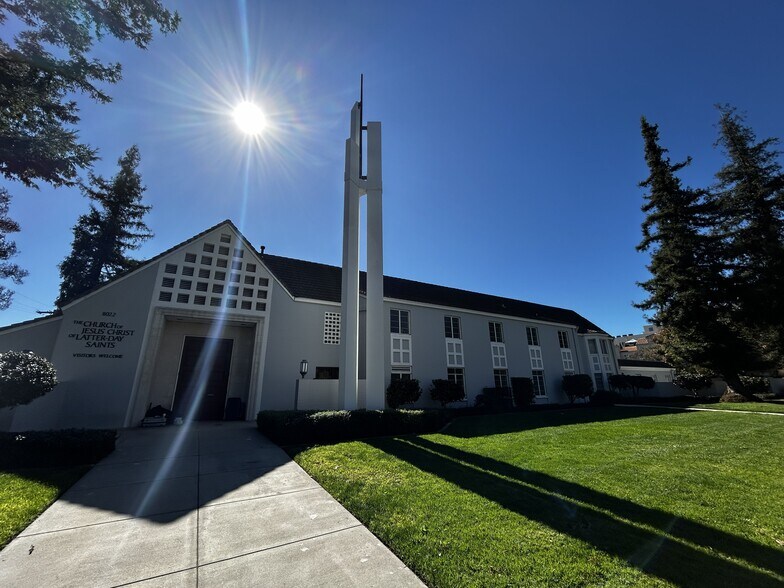 More Photos Of 11022 Riverside Drive, North Hollywood Religious Facility For Lease