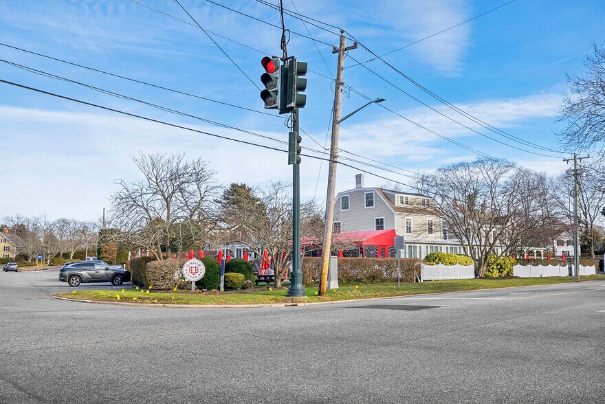 More Photos Of 40-21 Bowden Sq, Southampton Restaurant For Lease