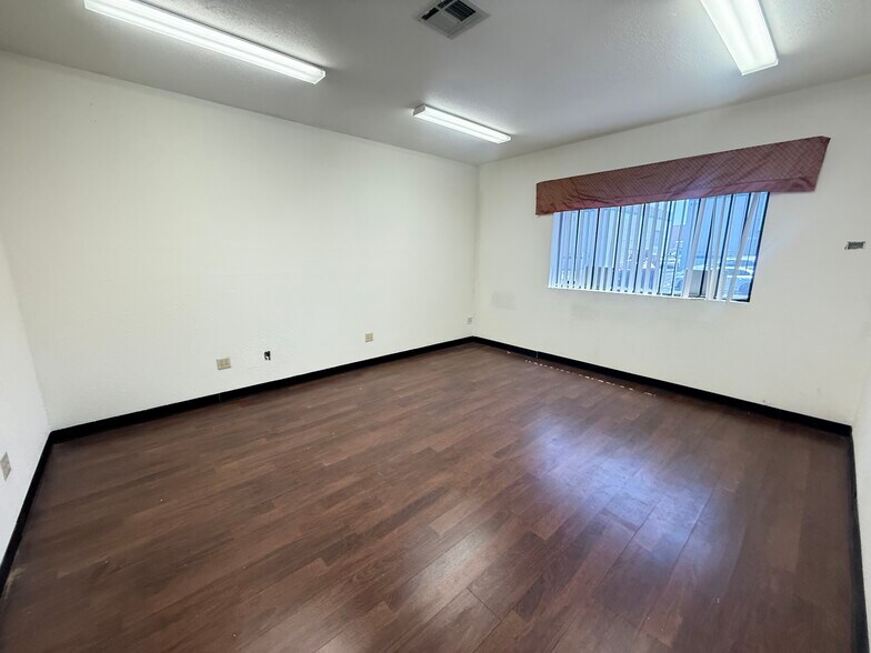 More Photos Of 1655 S Mojave Rd, Las Vegas Warehouse For Lease