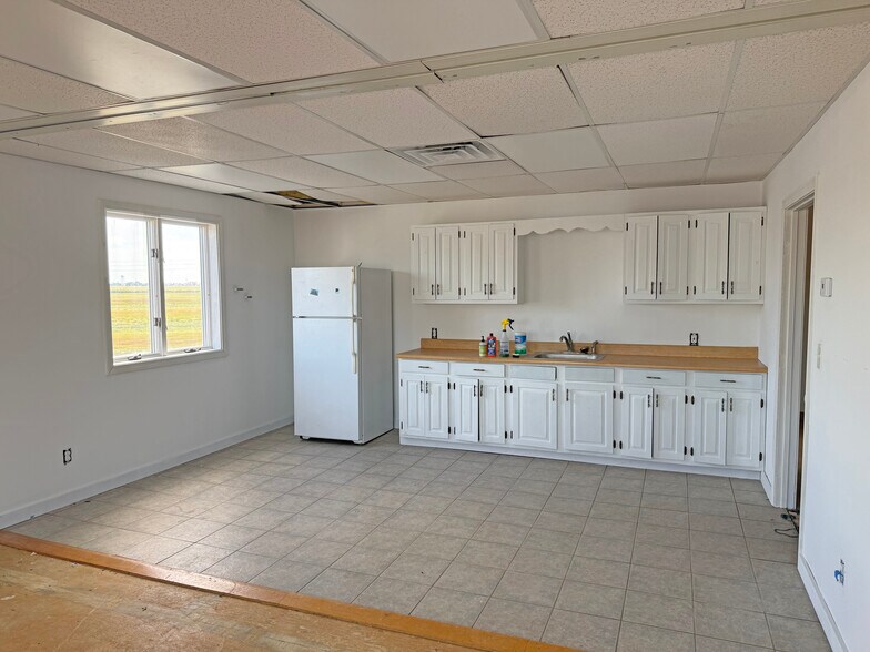 More Photos Of 1 Lafayette Rd, Hampton Flex For Sale