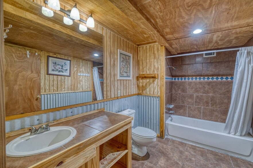 More Photos Of 49 Encino Dr, Concan Convenience Store For Sale