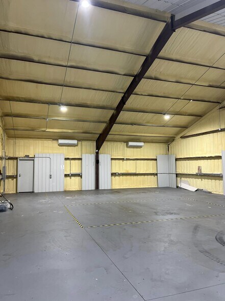 More Photos Of 8511 S Regency Dr, Tulsa Manufacturing For Lease