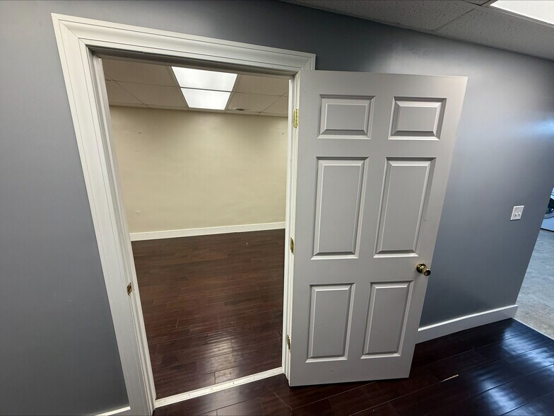 More Photos Of 216 S Main St, Monmouth Office For Lease