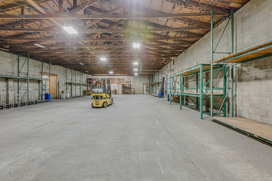 More Photos Of 1000 Gilway St, Holly Hill Light Distribution For Sale