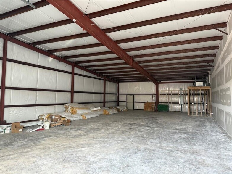 More Photos Of 164 Grading Ln, Cave Springs Flex For Lease